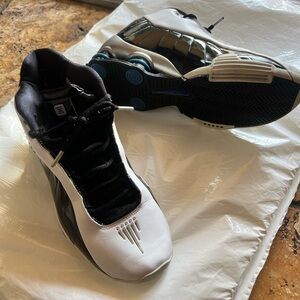 Nike Shox Men's Black and White Athletic Shoes Size 10. Very good condition